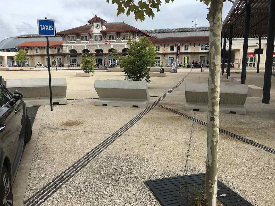 PArvis de la gare de Dax sécurisée par des bornes anti terroriste SAFELY